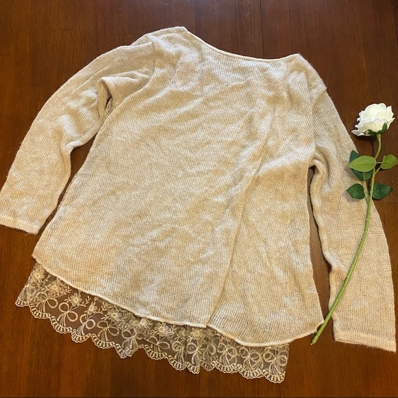 Beige lace hem knit top size US 8 - Picture 2 of 9